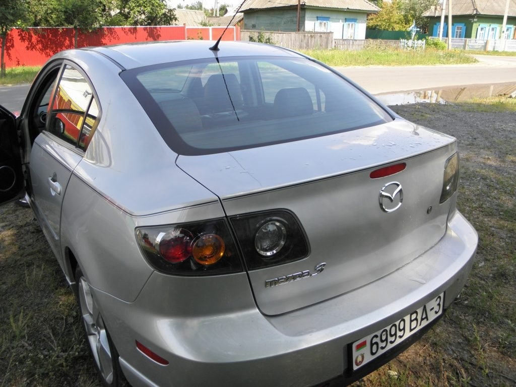 Заднее стекло Mazda 3