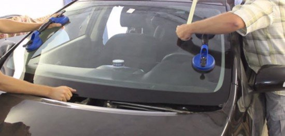 Где можно поменять лобовое стекло на машине. Вклейка автомобильного стекла. Лобовое стекло. Где можно поменять лобовое стекло на машине. Монтаж лобового стекла.