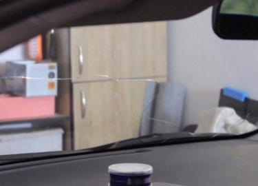 В жизни каждого водителя может возникнуть ситуация, когда ветровое стекло разбивается небольшим камнем, птицей и т.д. Иногда лобовое стекло трескае...