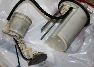 Где находится топливный фильтр автомобиля Тойота Рав 4, когда его нужно менять, подробная инструкция по замене топливного фильтра Toyota RAV4.