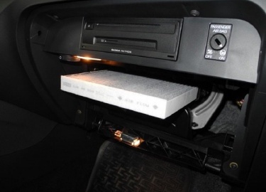 Местоположение СФ на Шкода Октавия А7, как часто нужно проводить замену и правила выбора нового фильтра. Пошаговая инструкция по замене салонного ф...