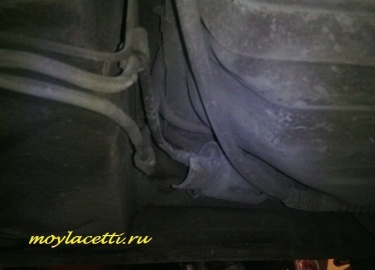 В теории замена топливного фильтра Шевроле Лачетти не представляет сложности, но на практике всё немного сложнее