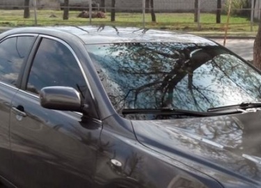 Замена стекла с технической точки зрения не такой уж сложный процесс. Более подробная инструкция по замене лобового стекла на Камри 40 описана в да...