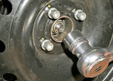 Пошаговая инструкция с фото и видео по замене подшипника передней ступицы на Рено Логан с АБС и без АБС, артикулы номера и размеры подшипников.