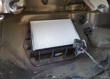 Как провести замену салонного фильтра на Фольксваген Тигуан. Функции, где находится и срок службы СФ. Признаки засорения фильтрующих компонентов.