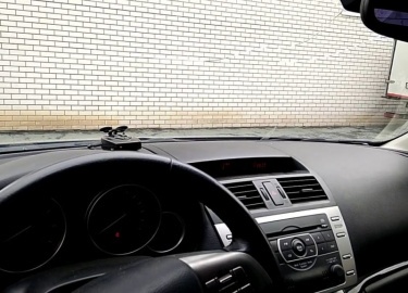 Лобовое стекло Мазда 6 с момента выхода первого поколения модели стало притчей во языцах. Выбрать стекло не сложно, заменить сложнее, но тоже можно.