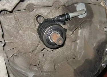 Многие автовладельцы Рено Меган 2 хотят заменить сцепление своими руками, после замены сцепление требует прокачки, процедуру эту лучше доверить про...