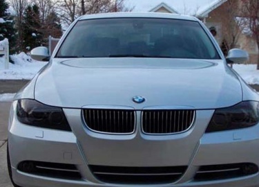 Тонировка стекол автомобиля стоит недорого и отлично улучшает внешний вид. Чтобы правильно затонировать лобовое и заднее автостекло потребуется мин...