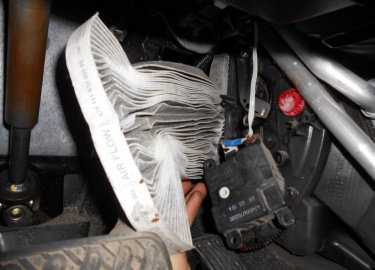 Предельно плотная компоновка затрудняет доступ даже к самым ходовым расходникам. Не является исключением и салонный фильтр Кашкая J10.
