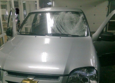 Производим правильную замену лобового стекла на Ниве Шевроле. Делаем это правильно соблюдая все рекомендации.