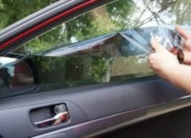 В статье рассказано о том, как снять тонировку со стекла автомобиля и какие существуют способы убрать старую пленку с машины самому легко и быстро....