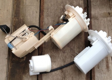 В статье дается подробная инструкция по замене топливного фильтра на Тойоте Королле в 120 и 150 кузовах. Также рассмотрены виды топливных фильтров ...