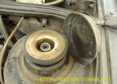 Выраженный стук в передней подвеске автомобиля при прямолинейном движении по неровной дороге — признак износа опорного подшипника. Точнее, просадки...