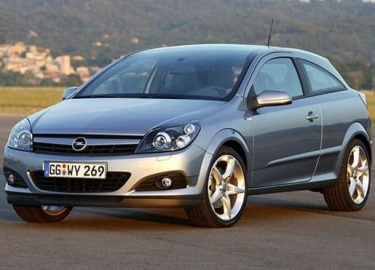 Несмотря на все преимущества автомобиля, лобовое стекло на Opel Astra приходится ремонтировать каждые 3 года. Замена переднего и заднего щитка осущ...