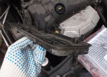 Процедура проведения замены салонного фильтра на Пежо 308 своими руками. Где находится СФ, когда необходимо делать замену и как выбрать нужный вид.