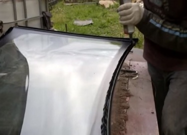 Подробная инструкция в картинках, по замене лобового стекла на автомобилях ВАЗ 2110, ВАЗ 2111, ВАЗ 2112. Как заменить лобовое стекло.
