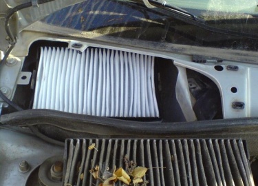 Владельцы автомобилей Lada Kalina приезжают на СТО с жалобами на частое запотевание стекол и неприятные запахи, иногда добавляя, что уменьшился пот...