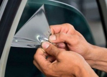 В этой статье делимся советами и способами, как убрать тонировку со стекла машины при помощи подручных средств, как удалить старую пленку и остатки...