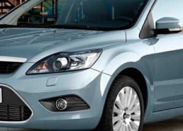 Лобовое стекло на Форд Фокус 2 обеспечивает шикарный обзор. Однако из-за суровых условий и постоянного воздействия камней и грязи его состояние мож...