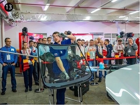 13) Затем в отверстие устанавливается новое ветровое стекло. Для этого используется специальная насадка с присоской. 14) Проверьте геометрию и аккуратно приклейте на место. 15) Все собирается в обратном порядке. Этапы замены ветрового стекла на автомобиле Mazda 6 Существует три основных этапа замены ветрового стекла на автомобиле Mazda 6. Первый этап - внешний осмотр. На этом этапе старое стекло тщательно осматривается на предмет имеющихся дефектов. Второй этап - проверка нового стекла. Цель этого этапа - проверить качество новой детали. Лобовое стекло Mazda 6 должно быть чистым и не иметь видимых заводских дефектов: помутнений, вкраплений, искажений. Третий этап - снятие лобового стекла и установка нового. Автостекла для Mazda 6 Автостекла могут быть оригинальными, предлагаемыми дилером, и аналогами. Оригинальные всегда дороже, поэтому большинство владельцев Mazda выбирают неоригинальные варианты. 