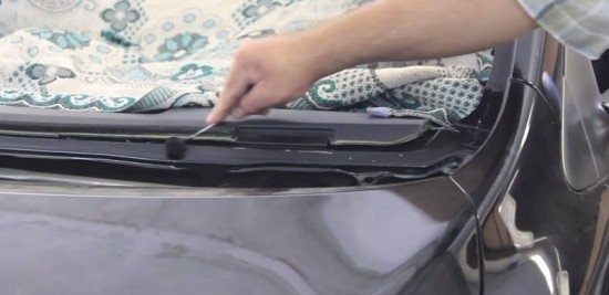 Отделка поверхности машины перед установкой стекла
