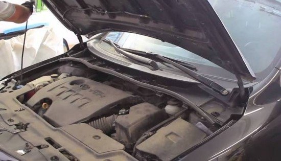 Автомобиль с поднятым капотом
