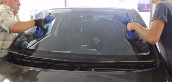 Как использовать присоски для отсоединения стекла от металла автомобиля
