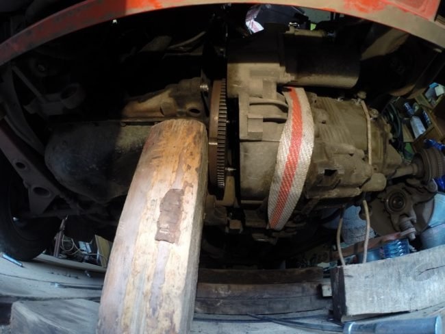 Деревянные прокладки под двигатель автомобиля Lada Kalina при демонтаже сцепления без опорожнения коробки передач
