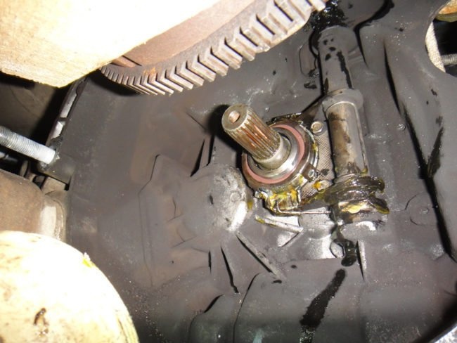 Толстый слой смазки на вилке сцепления в коробке передач автомобиля Lada Kalina

